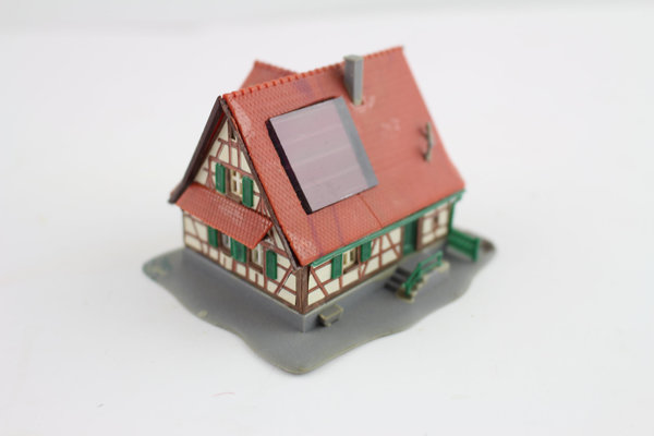 Kibri 6822 (6406) Fachwerkhaus rot mit Solarbeleuchtung Spur Z +Top+